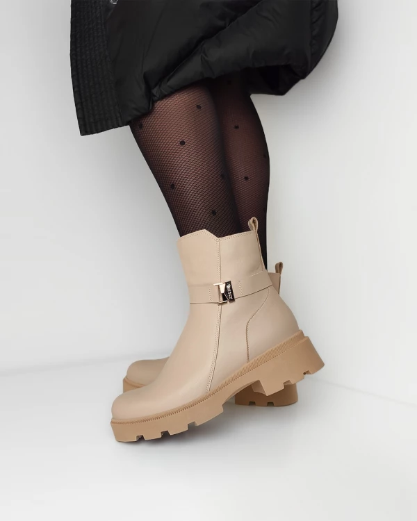 Beżowe botki skórzane ze sprzączką