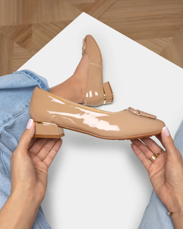 Beżowe czółenka damskie lakierowane na klocku