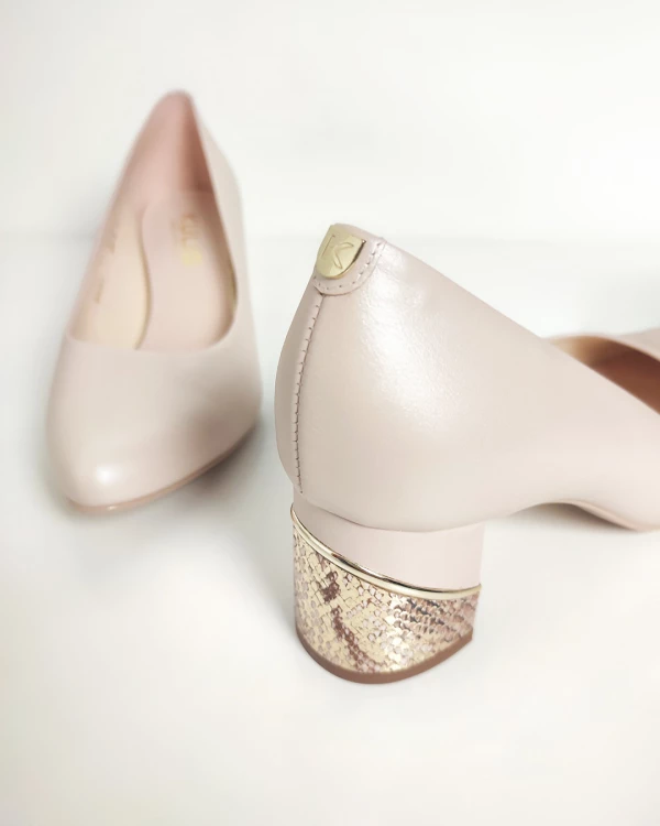 Beżowe czółenka skórzane na klocku