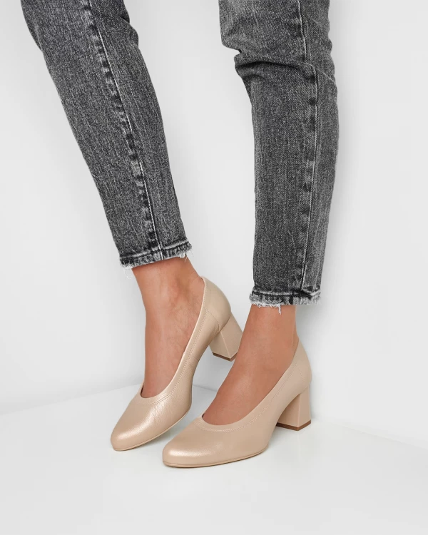 Beżowe czółenka skórzane na słupku