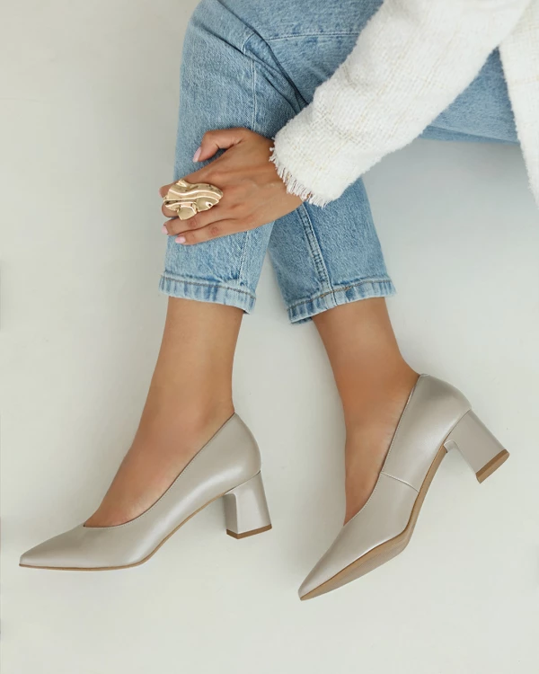 Beżowe czółenka skórzane na słupku