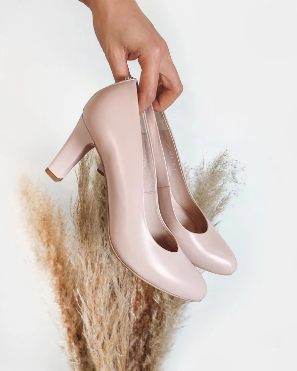 Beżowe czółenka skórzane na słupku