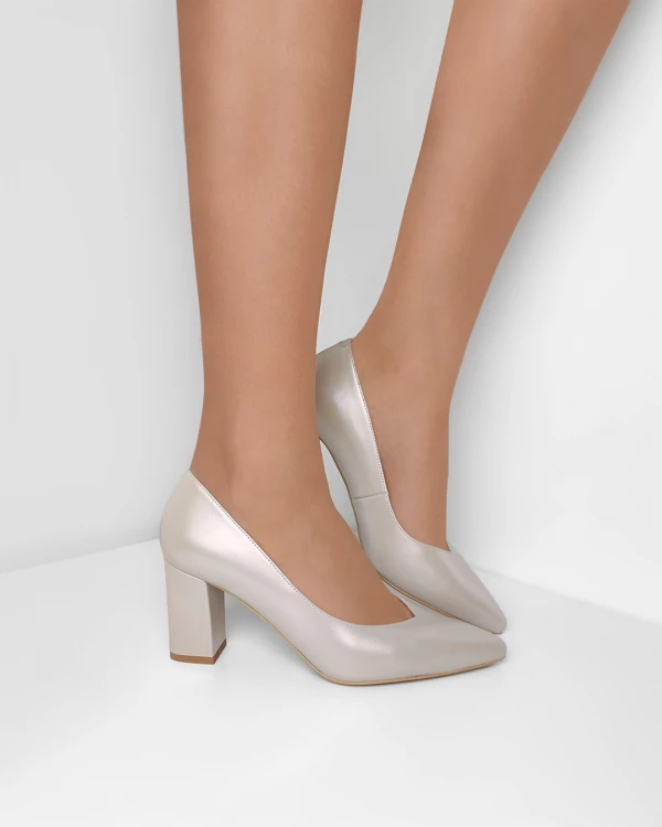 Beżowe czółenka skórzane na słupku