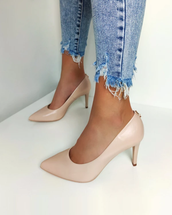 Beżowe czółenka skórzane na szpilce