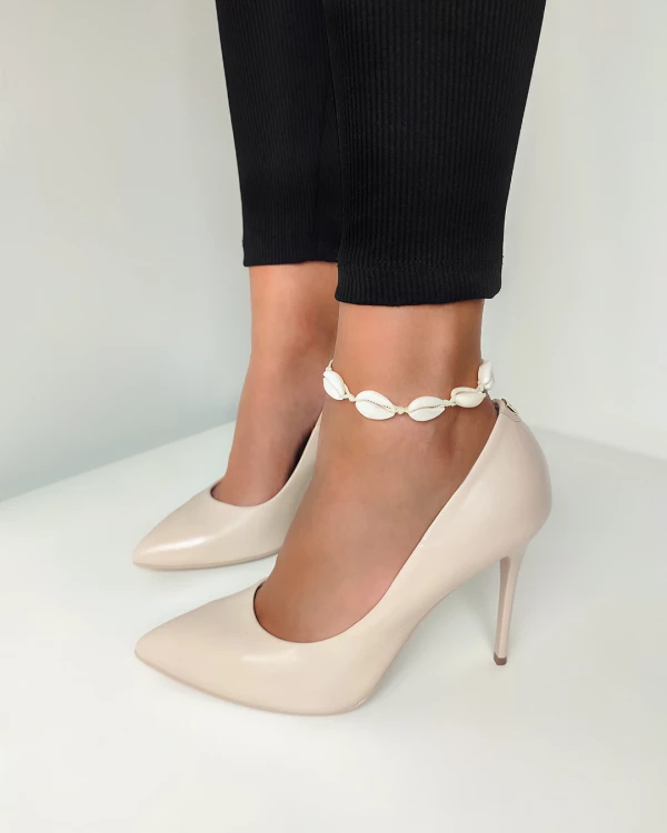 Beżowe czółenka skórzane na szpilce