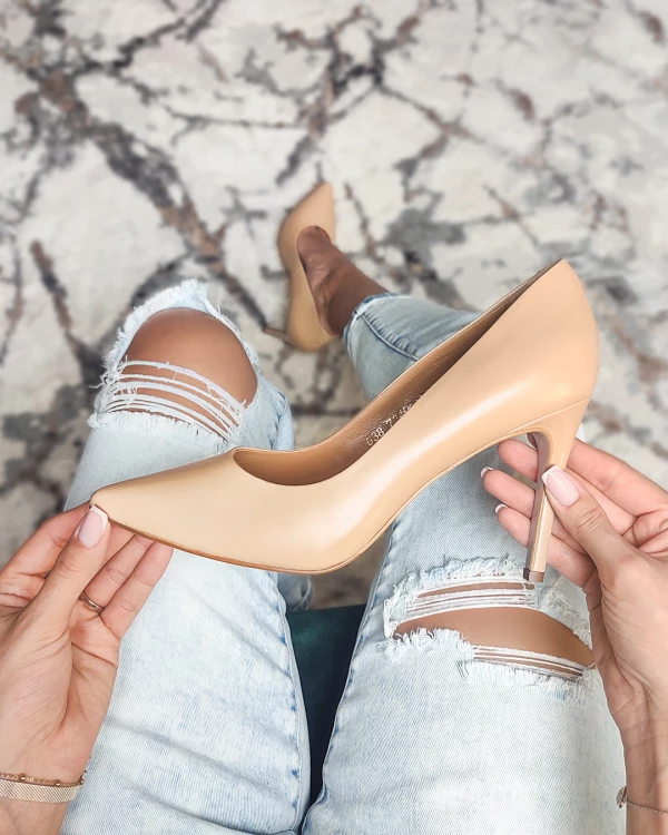 Beżowe czółenka skórzane na szpilce