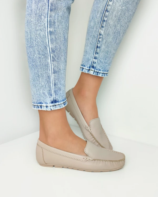 Beżowe mokasyny damskie skórzane