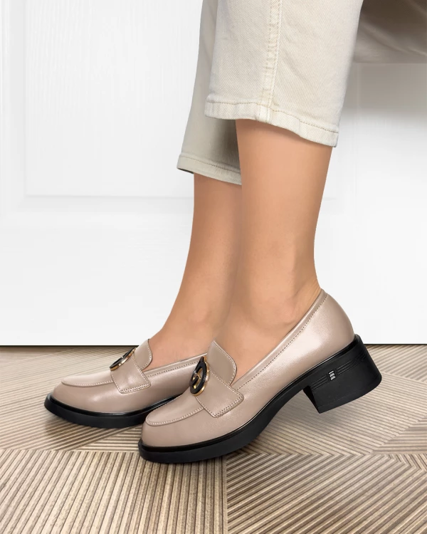 Beżowe mokasyny damskie skórzane na obcasie