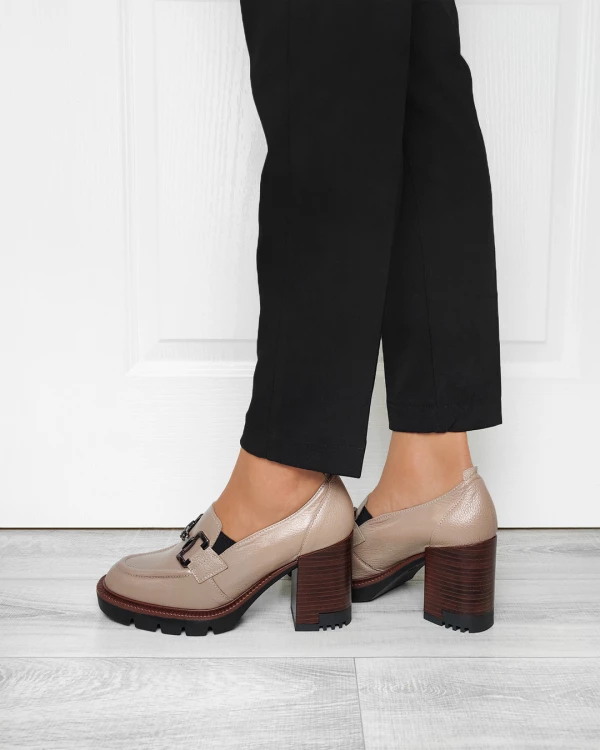 Beżowe mokasyny damskie skórzane na słupku