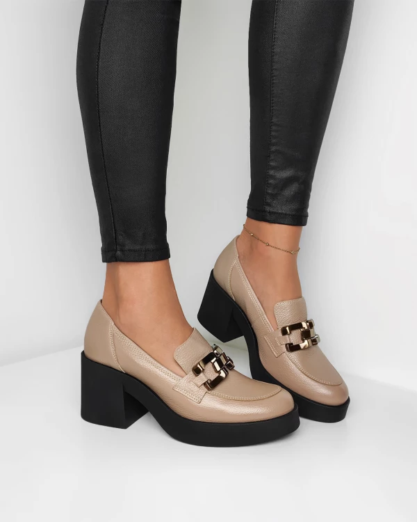Beżowe mokasyny damskie skórzane na słupku