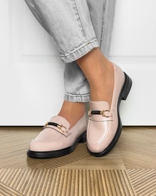 Beżowe mokasyny damskie skórzane z klamrą na obcasie