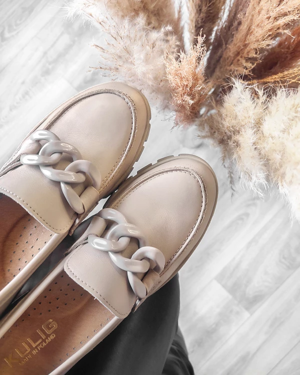 Beżowe mokasyny damskie skórzane z łańcuchem