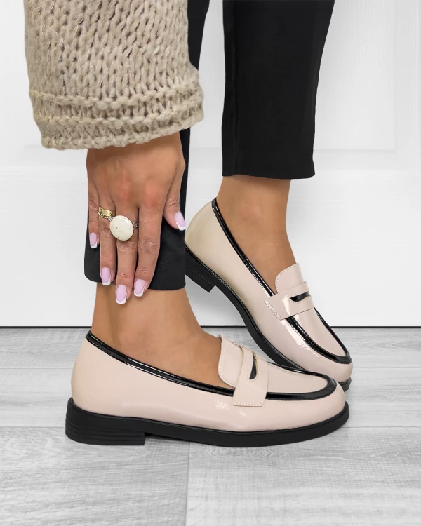 Beżowe mokasyny damskie ze skóry ekologicznej na niskim obcasie