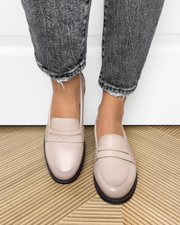 Beżowe mokasyny damskie ze skóry ekologicznej na niskim obcasie