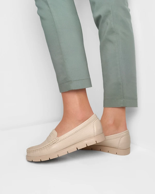 Beżowe mokasyny damskie ze skóry naturalnej