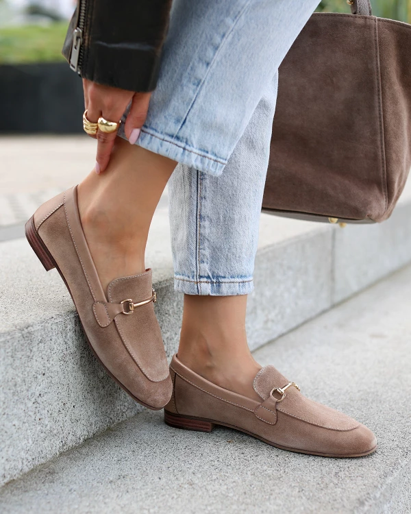 Beżowe mokasyny damskie ze skóry zamszowej z klamrą