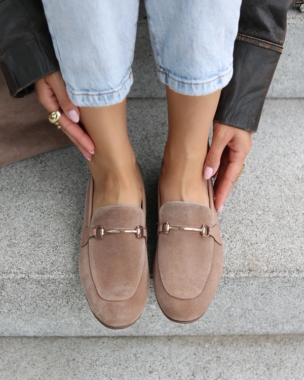 Beżowe mokasyny damskie ze skóry zamszowej z klamrą 3