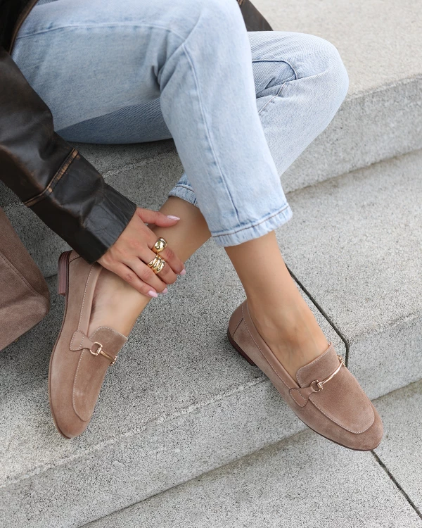 Beżowe mokasyny damskie ze skóry zamszowej z klamrą 4