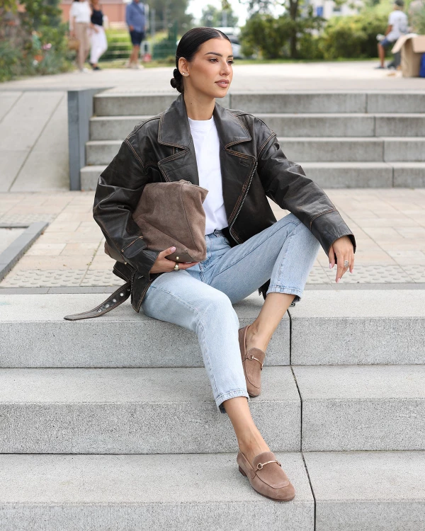 Beżowe mokasyny damskie ze skóry zamszowej z klamrą 2