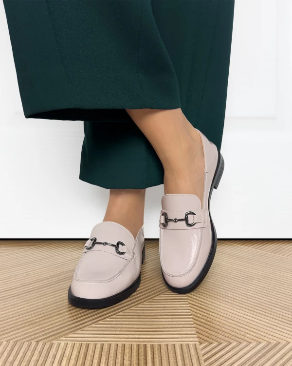 Beżowe mokasyny lakierowane na niskim obcasie