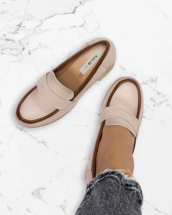 Beżowe mokasyny ze skóry ekologicznej na obcasie