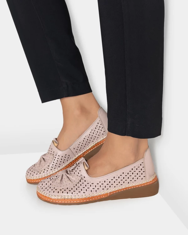 Beżowe półbuty damskie ażurowe ze skóry licowej z kokardą