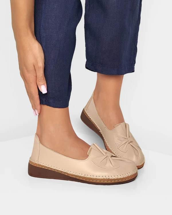 Beżowe półbuty damskie skórzane z kokardą na koturnie