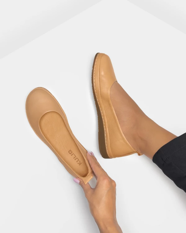 Beżowe półbuty damskie ze skóry licowej na koturnie