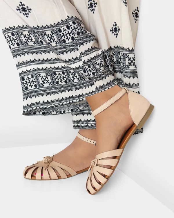 Beżowe sandały damskie skórzane na niskim obcasie