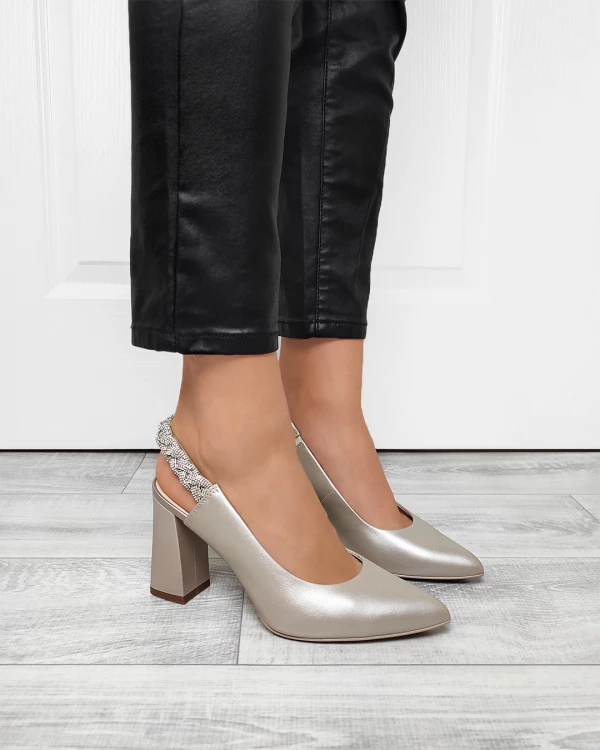 Beżowe sandały damskie skórzane na słupku 2