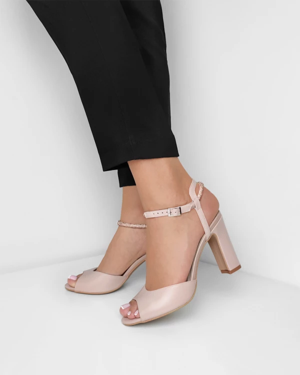 Beżowe sandały damskie skórzane na słupku