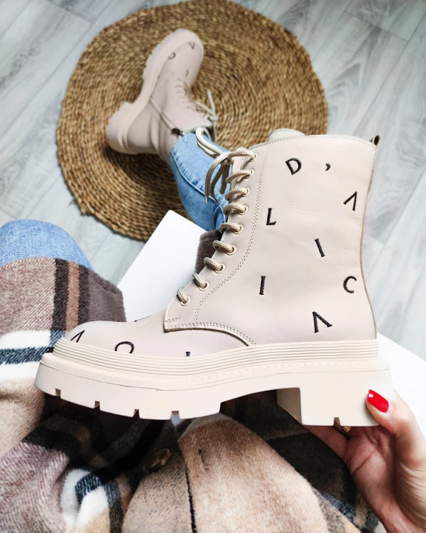 Beżowe trzewiki damskie skórzane z literkami