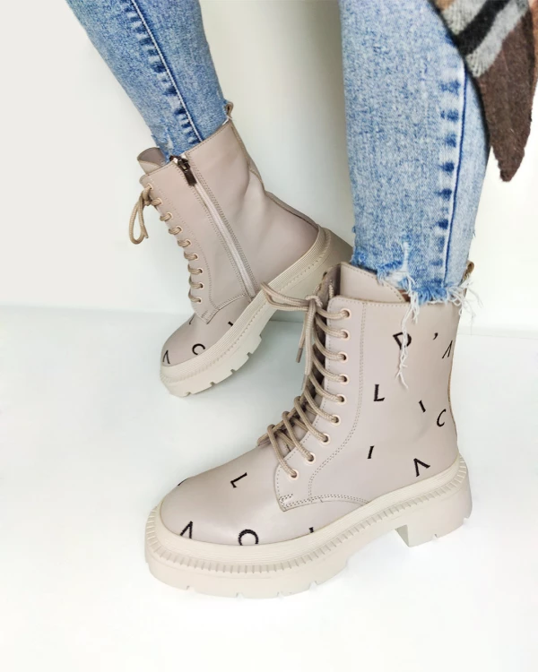 Beżowe trzewiki damskie skórzane z literkami 2