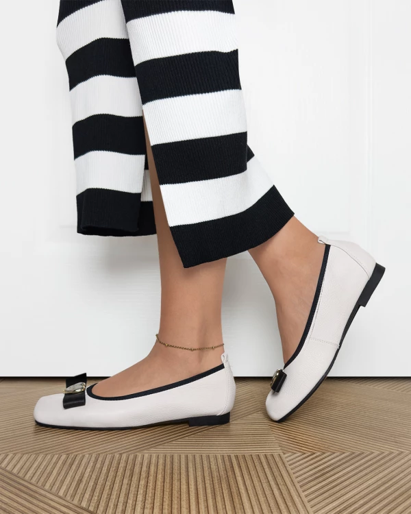 Białe baleriny damskie ze skóry licowej z serduszkiem