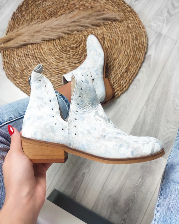 Białe botki nubukowe z wycięciem