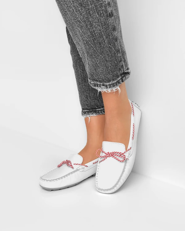 Białe mokasyny damskie skórzane z ozdobnym sznurkiem
