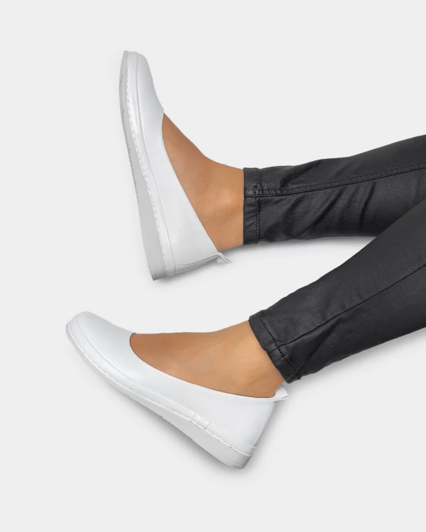 Białe półbuty damskie wsuwane z naturalnej skóry licowej