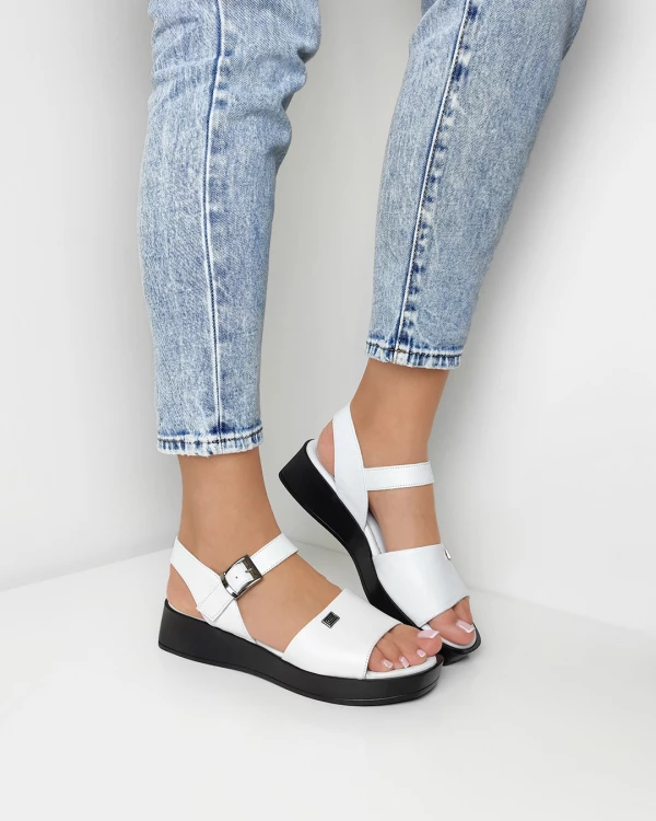 Białe sandały damskie skórzane z klamrą