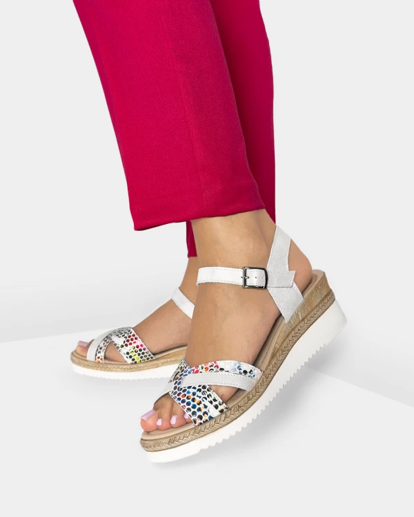 Białe sandały damskie ze skóry naturalnej z motywem