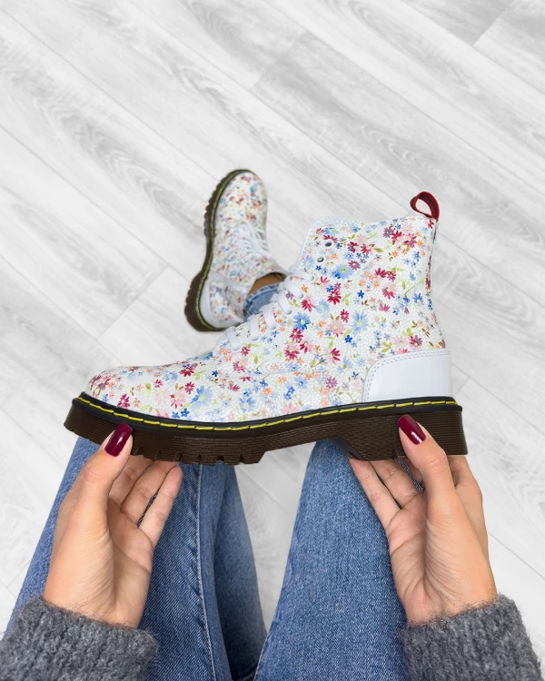 Białe trzewiki damskie skórzane martensy z motywem kwiatowym