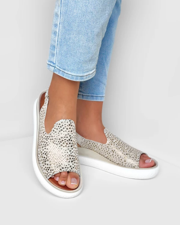 Biało-złote sandały damskie skórzane na koturnie