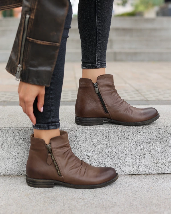 Brązowe botki damskie skórzane na niskim obcasie