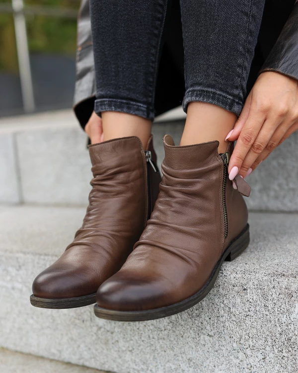 Brązowe botki damskie skórzane na niskim obcasie 4