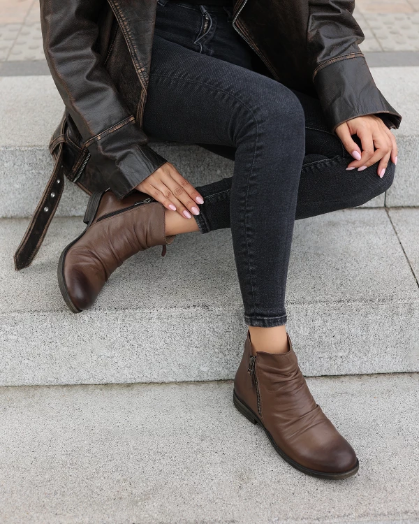 Brązowe botki damskie skórzane na niskim obcasie 3