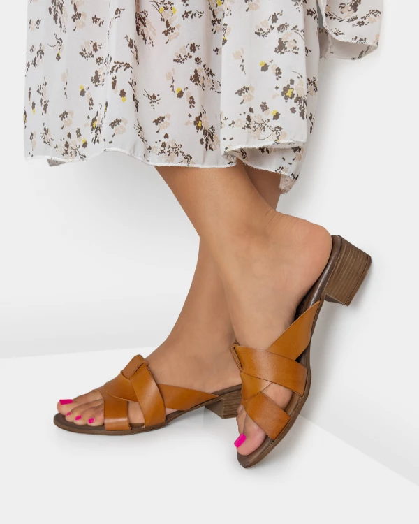 Brązowe klapki damskie ze skóry licowej na klocku