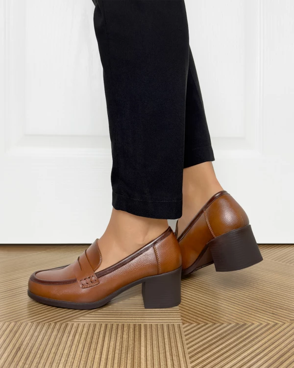 Brązowe mokasyny ze skóry ekologicznej na obcasie