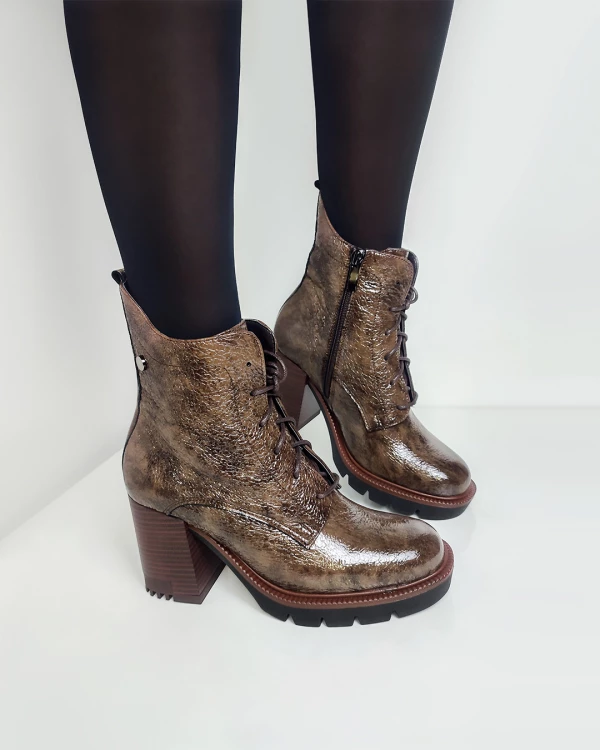 Brązowe trzewiki damskie lakierowane na słupku