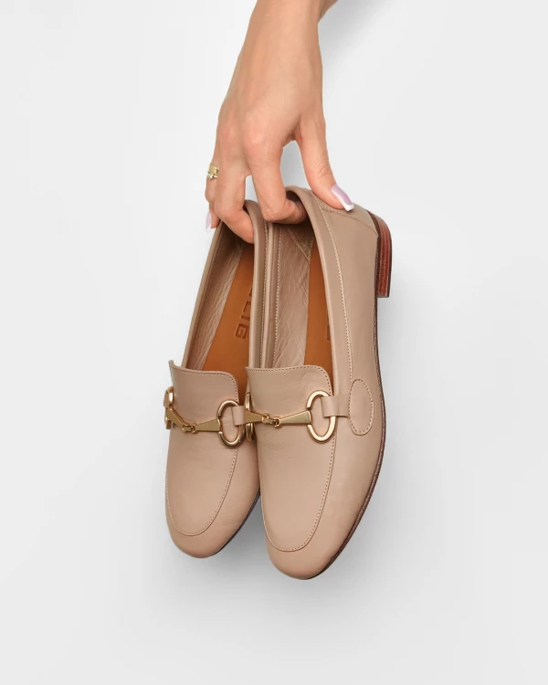Ciemnobeżowe mokasyny damskie skórzane z klamrą
