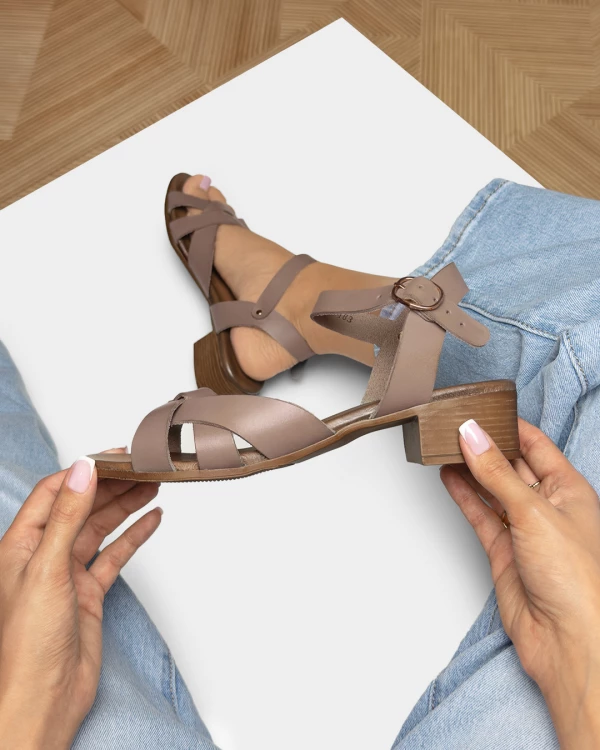 Ciemnobeżowe sandały damskie skórzane na klocku