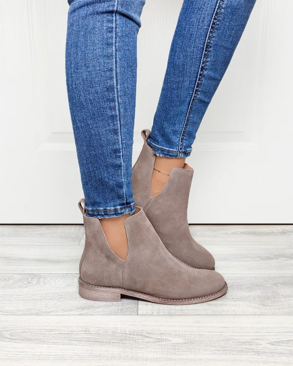 Ciemnobeżowe botki zamszowe z wycięciem